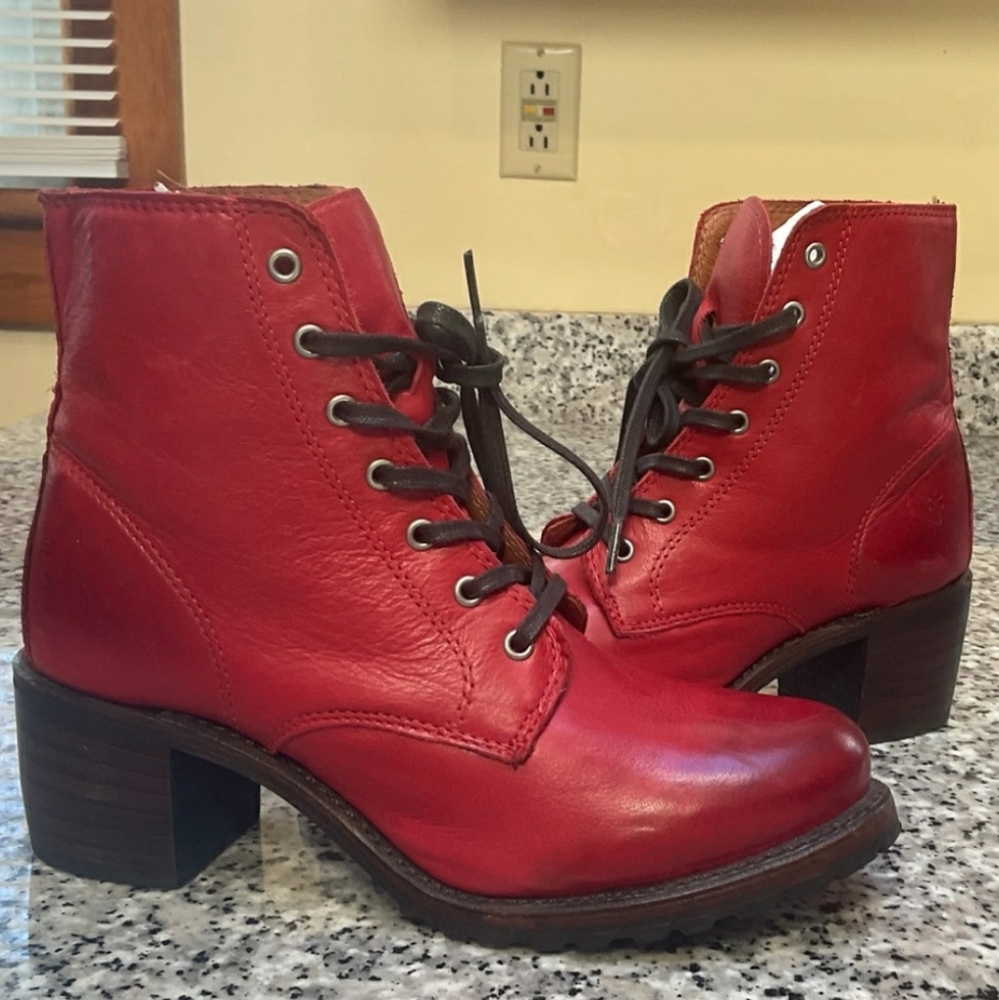 Frye Sabrina 6G Lace Up Boots